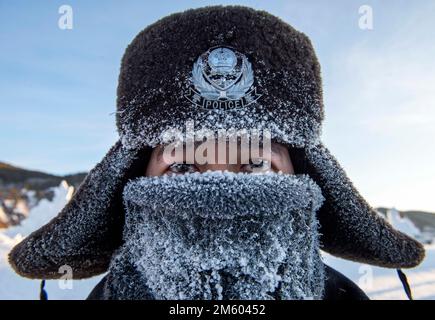 MOHE, CHINA - 1. JANUAR 2023 - die Hüte der Grenzschutzpolizisten sind aufgrund des kalten Wetters in Beiji Village, Mohe City, Northea mit Frost bedeckt Stockfoto