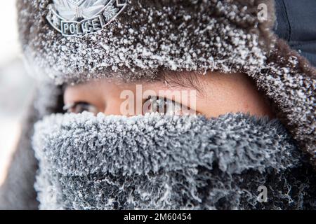 MOHE, CHINA - 1. JANUAR 2023 - die Hüte der Grenzschutzpolizisten sind aufgrund des kalten Wetters in Beiji Village, Mohe City, Northea mit Frost bedeckt Stockfoto