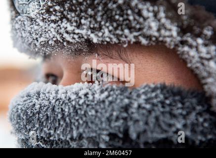 MOHE, CHINA - 1. JANUAR 2023 - die Hüte der Grenzschutzpolizisten sind aufgrund des kalten Wetters in Beiji Village, Mohe City, Northea mit Frost bedeckt Stockfoto