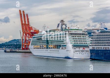 Vancouver, BC - 17. Juli 2022: Kreuzfahrt „Serenade of the Seas Royal Caribbean“ mit Anlegeplatz in Vancouver, BC, Kanada Stockfoto