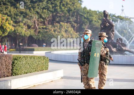 BEIHAI, CHINA - 1. JANUAR 2023 - bewaffnete Polizeibeamte sind an einem zentralen Platz in Beihai, Südchina Autonomer Region Guangxi Zhuang, im Dienst Stockfoto