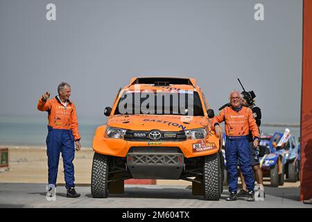 243 WILLEMS Maik (nld), VAN PELT Robert (nld), Bastion Hotels Dakar Team, Toyota Hilux, Auto, Action während der Starting Podium Ceremony of the Dakar 2023, am 31. Dezember 2022 in der Nähe von Yanbu, Saudi-Arabien - Foto: Gigi Soldano /DPPI/LiveMedia Stockfoto