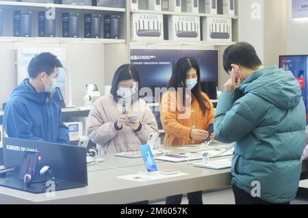 HANGZHOU, CHINA - 1. JANUAR 2023 - Kunden kaufen Smartphones in einem Einkaufszentrum in Hangzhou, Ost-Chinas Provinz Zhejiang, 1. Januar 2023. Stockfoto