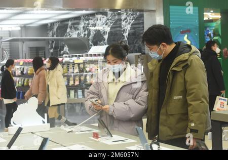 HANGZHOU, CHINA - 1. JANUAR 2023 - Kunden kaufen Smartphones in einem Einkaufszentrum in Hangzhou, Ost-Chinas Provinz Zhejiang, 1. Januar 2023. Stockfoto