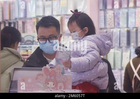 HANGZHOU, CHINA - 1. JANUAR 2023 - Kunden kaufen in einem Einkaufszentrum in Hangzhou, Ost-Chinas Provinz Zhejiang, ein, 1. Januar 2023. Stockfoto