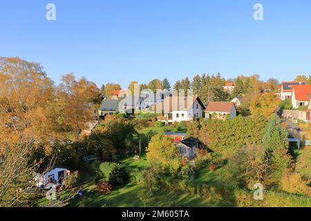 Oktober 30 2022 - Freiberg, Sachsen in Deutschland: Die Gegend um den Freiberger Markt an einem Sonntagnachmittag Stockfoto