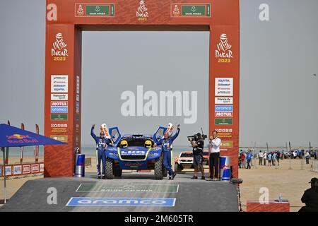 227 CORONEL Tim (nld), CORONEL Tom (nld), Coronel Dakar Team, Century, Auto, Action während der Starting Podium Ceremony of the Dakar 2023 am 31. Dezember 2022 in der Nähe von Yanbu, Saudi-Arabien - Foto: Gigi Soldano /DPPI/LiveMedia Stockfoto