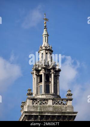 LONDON, Großbritannien - 18. FEBRUAR 2018: Der Turm der St. James Garlickhythe Church in Garlick Hill Stockfoto