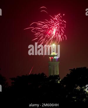 Wunderschönes Feuerwerk am Himmel hinter dem Minarett der Moschee. Dieses Foto wurde aus Chittagong, Bangladesch, gemacht. Stockfoto