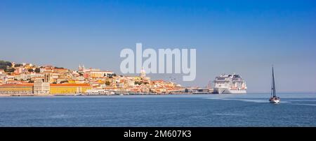 Panoramablick auf eine Yacht, die in Richtung des historischen Stadtzentrums von Lissabon, Portugal, segelt Stockfoto