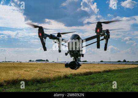 Quadcopter-Drohne im Flug über Ackerland. Stockfoto