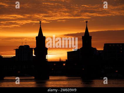 Berlin, Deutschland. 01. Januar 2023. Auch das Wetter in Berlin begann 2023 ungewöhnlich mild. Kredit: Paul Zinken/dpa/Alamy Live News Stockfoto