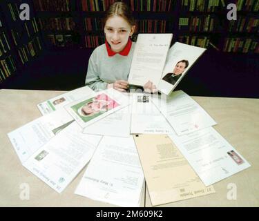 Aktenfoto vom 23.06/97, von Belfast-Schulmädchen, Margart Gibney, 12, die einen Brief an Premierminister Tony Blair schrieb, in dem er ihn bat, ein Gedicht für ihr Klassenzimmer-Friedensmauerprojekt zurückzuschicken. Frau Gibney, die in der ganzen Welt Schlagzeilen machte, als sie Tony Blair als Schulmädchen bat, Nordirland Frieden zu bringen, sagte, sie sei der Ansicht, dass die derzeitigen Politiker das Karfreitagsabkommen missachtet hätten. Ausgabedatum: Sonntag, 1. Januar 2023. Stockfoto