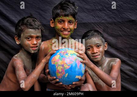 Konserven, Indien. 31. Dezember 2022. Kleine Kinder posieren für Fotos mit einem Globus. Der Begriff „technologische Revolution“ erfasst Erklärungen technologischer Veränderungen und ihrer Auswirkungen auf das menschliche Leben. Mit der Entwicklung des technischen Fortschritts, insbesondere des Internet und mobiler Geräte (Smartphones, Tablet-Computer, Laptops usw.) Haben die Lebensweise der Menschen radikal verändert. Kredit: SOPA Images Limited/Alamy Live News Stockfoto