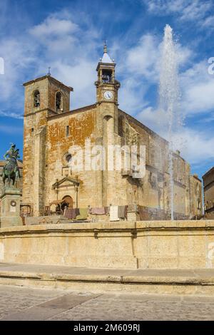 Brunnen vor der historischen St. Martin Kirche in Trujillo, Spanien Stockfoto