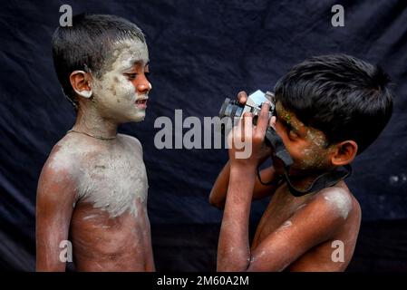 Konserven, Indien. 31. Dezember 2022. Kleine Kinder, die mit einer Kamera fotografiert werden. Der Begriff „technologische Revolution“ erfasst Erklärungen technologischer Veränderungen und ihrer Auswirkungen auf das menschliche Leben. Mit der Entwicklung des technischen Fortschritts, insbesondere des Internet und mobiler Geräte (Smartphones, Tablet-Computer, Laptops usw.) Haben die Lebensweise der Menschen radikal verändert. (Foto: Avishek das/SOPA Images/Sipa USA) Guthaben: SIPA USA/Alamy Live News Stockfoto