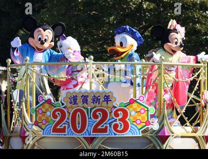 Urayasu, Japan. 1. Januar 2023. Disney-Figuren (L-R) Mickey Mouse, Daisy Duck, Donald Duck und Minnie Mouse in traditionellen Kimono-Kleidern winken ihren Händen, um die Gäste auf einem Festwagen bei der Neujahrsparade im Tokyo Disneyland in Urayasu, Vorort Tokio am Sonntag, den 1. Januar 2023, zu begrüßen. Kredit: Yoshio Tsunoda/AFLO/Alamy Live News Stockfoto