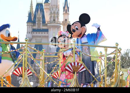 Urayasu, Japan. 1. Januar 2023. Disney-Figuren (L-R) Donald Duck, Minnie Mouse und Mickey Mouse in traditionellen Kimono-Kleidern winken ihren Händen, um Gäste auf einem Festwagen bei der Neujahrsparade im Tokyo Disneyland in Urayasu, Vorort Tokio am Sonntag, den 1. Januar 2023, zu begrüßen. Kredit: Yoshio Tsunoda/AFLO/Alamy Live News Stockfoto