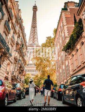 Ein Paar Männer und eine Frau Flitterwochen Paris Eiffelturm Frankreich, ein Paar Männer und Frauen City Trip nach Paris im Herbst Stockfoto