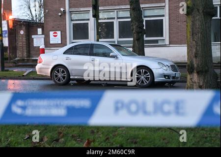 Stratford Road, Birmingham, 1. Januar 2023. Spezialist West Midlands Police Collision Investigation Officers untersuchen den Tatort, wo ein Mann an einer Bushaltestelle auf der Stratford Road in der Hall Green Gegend von Birmingham wartet, Er wurde schwer verletzt, nachdem der Fahrer eines silbernen Mercedes E220 gegen das Dach prallte und ihn weniger als eine halbe Stunde vor 2023 Uhr schwer verletzt hat. Das 37-jährige Opfer wird im Krankenhaus geheilt, und der Fahrer wurde wegen des Verdachts verhaftet, schwere Verletzungen durch gefährliches Fahren und Fahren über der gesetzlichen Alkoholgrenze zu verursachen. Die Straße blieb nach den 11,30pm Stunden für 9 Stunden gesperrt Stockfoto