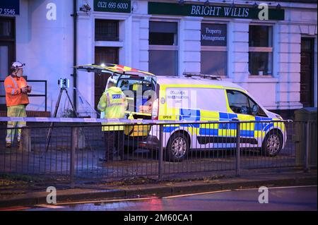 Stratford Road, Birmingham, 1. Januar 2023. Spezialist West Midlands Police Collision Investigation Officers untersuchen den Tatort, wo ein Mann an einer Bushaltestelle auf der Stratford Road in der Hall Green Gegend von Birmingham wartet, Er wurde schwer verletzt, nachdem der Fahrer eines silbernen Mercedes E220 gegen das Dach prallte und ihn weniger als eine halbe Stunde vor 2023 Uhr schwer verletzt hat. Das 37-jährige Opfer wird im Krankenhaus geheilt, und der Fahrer wurde wegen des Verdachts verhaftet, schwere Verletzungen durch gefährliches Fahren und Fahren über der gesetzlichen Alkoholgrenze zu verursachen. Die Straße blieb nach den 11,30pm Stunden für 9 Stunden gesperrt Stockfoto