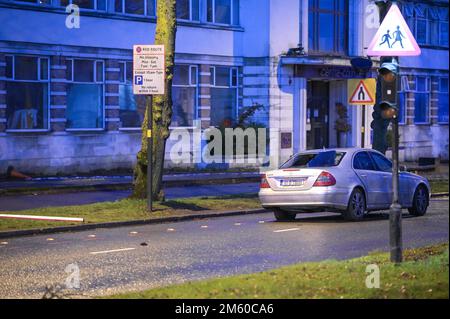 Stratford Road, Birmingham, 1. Januar 2023. Spezialist West Midlands Police Collision Investigation Officers untersuchen den Tatort, wo ein Mann an einer Bushaltestelle auf der Stratford Road in der Hall Green Gegend von Birmingham wartet, Er wurde schwer verletzt, nachdem der Fahrer eines silbernen Mercedes E220 gegen das Dach prallte und ihn weniger als eine halbe Stunde vor 2023 Uhr schwer verletzt hat. Das 37-jährige Opfer wird im Krankenhaus geheilt, und der Fahrer wurde wegen des Verdachts verhaftet, schwere Verletzungen durch gefährliches Fahren und Fahren über der gesetzlichen Alkoholgrenze zu verursachen. Die Straße blieb nach den 11,30pm Stunden für 9 Stunden gesperrt Stockfoto