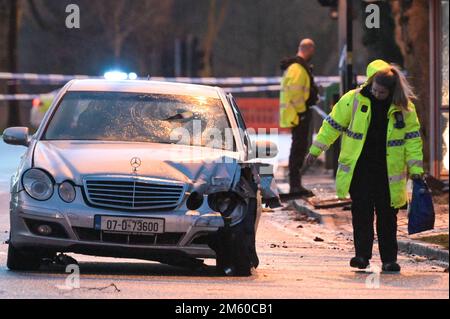 Stratford Road, Birmingham, 1. Januar 2023. Spezialist West Midlands Police Collision Investigation Officers untersuchen den Tatort, wo ein Mann an einer Bushaltestelle auf der Stratford Road in der Hall Green Gegend von Birmingham wartet, Er wurde schwer verletzt, nachdem der Fahrer eines silbernen Mercedes E220 gegen das Dach prallte und ihn weniger als eine halbe Stunde vor 2023 Uhr schwer verletzt hat. Das 37-jährige Opfer wird im Krankenhaus geheilt, und der Fahrer wurde wegen des Verdachts verhaftet, schwere Verletzungen durch gefährliches Fahren und Fahren über der gesetzlichen Alkoholgrenze zu verursachen. Die Straße blieb nach den 11,30pm Stunden für 9 Stunden gesperrt Stockfoto