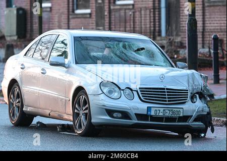 Stratford Road, Birmingham, 1. Januar 2023. Spezialist West Midlands Police Collision Investigation Officers untersuchen den Tatort, wo ein Mann an einer Bushaltestelle auf der Stratford Road in der Hall Green Gegend von Birmingham wartet, Er wurde schwer verletzt, nachdem der Fahrer eines silbernen Mercedes E220 gegen das Dach prallte und ihn weniger als eine halbe Stunde vor 2023 Uhr schwer verletzt hat. Das 37-jährige Opfer wird im Krankenhaus geheilt, und der Fahrer wurde wegen des Verdachts verhaftet, schwere Verletzungen durch gefährliches Fahren und Fahren über der gesetzlichen Alkoholgrenze zu verursachen. Die Straße blieb nach den 11,30pm Stunden für 9 Stunden gesperrt Stockfoto