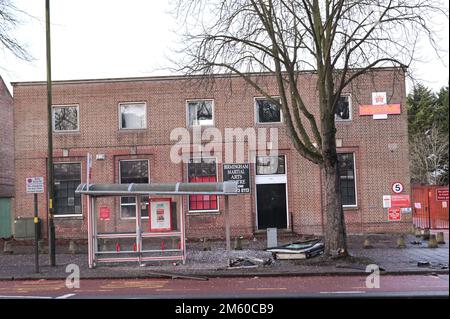 Stratford Road, Birmingham, 1. Januar 2023. Spezialist West Midlands Police Collision Investigation Officers untersuchen den Tatort, wo ein Mann an einer Bushaltestelle auf der Stratford Road in der Hall Green Gegend von Birmingham wartet, Er wurde schwer verletzt, nachdem der Fahrer eines silbernen Mercedes E220 gegen das Dach prallte und ihn weniger als eine halbe Stunde vor 2023 Uhr schwer verletzt hat. Das 37-jährige Opfer wird im Krankenhaus geheilt, und der Fahrer wurde wegen des Verdachts verhaftet, schwere Verletzungen durch gefährliches Fahren und Fahren über der gesetzlichen Alkoholgrenze zu verursachen. Die Straße blieb nach den 11,30pm Stunden für 9 Stunden gesperrt Stockfoto