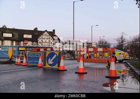 Stratford Road, Birmingham, 1. Januar 2023. Spezialist West Midlands Police Collision Investigation Officers untersuchen den Tatort, wo ein Mann an einer Bushaltestelle auf der Stratford Road in der Hall Green Gegend von Birmingham wartet, Er wurde schwer verletzt, nachdem der Fahrer eines silbernen Mercedes E220 gegen das Dach prallte und ihn weniger als eine halbe Stunde vor 2023 Uhr schwer verletzt hat. Das 37-jährige Opfer wird im Krankenhaus geheilt, und der Fahrer wurde wegen des Verdachts verhaftet, schwere Verletzungen durch gefährliches Fahren und Fahren über der gesetzlichen Alkoholgrenze zu verursachen. Die Straße blieb nach den 11,30pm Stunden für 9 Stunden gesperrt Stockfoto