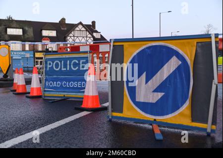 Stratford Road, Birmingham, 1. Januar 2023. Spezialist West Midlands Police Collision Investigation Officers untersuchen den Tatort, wo ein Mann an einer Bushaltestelle auf der Stratford Road in der Hall Green Gegend von Birmingham wartet, Er wurde schwer verletzt, nachdem der Fahrer eines silbernen Mercedes E220 gegen das Dach prallte und ihn weniger als eine halbe Stunde vor 2023 Uhr schwer verletzt hat. Das 37-jährige Opfer wird im Krankenhaus geheilt, und der Fahrer wurde wegen des Verdachts verhaftet, schwere Verletzungen durch gefährliches Fahren und Fahren über der gesetzlichen Alkoholgrenze zu verursachen. Die Straße blieb nach den 11,30pm Stunden für 9 Stunden gesperrt Stockfoto