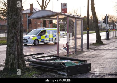 Stratford Road, Birmingham, 1. Januar 2023. Spezialist West Midlands Police Collision Investigation Officers untersuchen den Tatort, wo ein Mann an einer Bushaltestelle auf der Stratford Road in der Hall Green Gegend von Birmingham wartet, Er wurde schwer verletzt, nachdem der Fahrer eines silbernen Mercedes E220 gegen das Dach prallte und ihn weniger als eine halbe Stunde vor 2023 Uhr schwer verletzt hat. Das 37-jährige Opfer wird im Krankenhaus geheilt, und der Fahrer wurde wegen des Verdachts verhaftet, schwere Verletzungen durch gefährliches Fahren und Fahren über der gesetzlichen Alkoholgrenze zu verursachen. Die Straße blieb nach den 11,30pm Stunden für 9 Stunden gesperrt Stockfoto