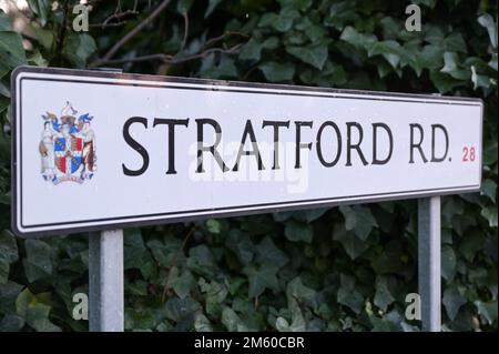 Stratford Road, Birmingham, 1. Januar 2023. Spezialist West Midlands Police Collision Investigation Officers untersuchen den Tatort, wo ein Mann an einer Bushaltestelle auf der Stratford Road in der Hall Green Gegend von Birmingham wartet, Er wurde schwer verletzt, nachdem der Fahrer eines silbernen Mercedes E220 gegen das Dach prallte und ihn weniger als eine halbe Stunde vor 2023 Uhr schwer verletzt hat. Das 37-jährige Opfer wird im Krankenhaus geheilt, und der Fahrer wurde wegen des Verdachts verhaftet, schwere Verletzungen durch gefährliches Fahren und Fahren über der gesetzlichen Alkoholgrenze zu verursachen. Die Straße blieb nach den 11,30pm Stunden für 9 Stunden gesperrt Stockfoto