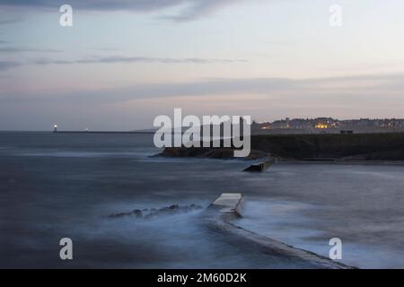 Cullercoats und Tynemouth in der Dämmerung Stockfoto