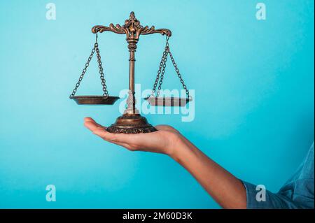Platten in der Waagschale als Finanz- und Justizbegriff Stockfoto