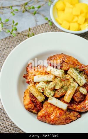 Yangnyeom Chicken, Koreanisch gewürztes Fried Chicken : Dieses Gericht besteht aus gewürztem Hähnchen, das in Stücke geschnitten, frittiert und mit Sojasauce, Gochujang oder gemischt wird Stockfoto