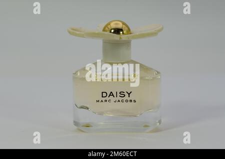 Nahaufnahme eines Miniaturparfüms das Daisy Parfüm ist ein warmer, angenehmer Duft mit einem berauschenden Duft. Erwarten Sie Erdbeernoten Stockfoto