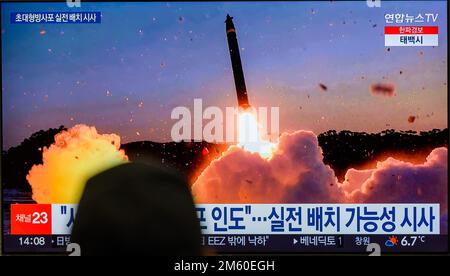 Seoul, Südkorea. 01. Januar 2023. Ein Fernsehbildschirm zeigt ein Filmmaterial von Nordkoreas Raketenabschuss während einer Nachrichtensendung am Yongsan Bahnhof in Seoul. Nordkorea hat eine ballistische Kurzstreckenrakete (SRBM) in die Ostsee abgefeuert, so das südkoreanische Militär. Die Generalstabschefs (Joint Chiefs of Staff, JCS) erklärten, sie habe den Start aus dem Gebiet Ryongsong in Pjöngjang um 2:50 Uhr am 1. Januar 2023 entdeckt. Die Rakete flog etwa 400 Kilometer, bevor sie ins Meer spritzte. Allein im letzten Jahr hat Nordkorea etwa 70 ballistische Raketen 2022 abgeschossen. Kredit: SOPA Images Limited/Alamy Live News Stockfoto