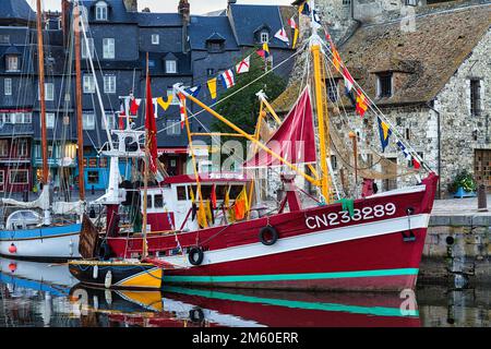 Dekoriertes Fischerboot Little China, Hafenbecken in der Altstadt, Honfleur am Abend, Departement Calvados, Basse-Normandie, Frankreich Stockfoto