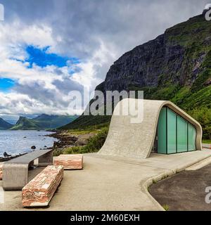 Ureddplassen Rastplatz mit wellenförmigem Beton und Glas Toilettenblock, moderne Architektur, Architekten Haugen und Zohar, Touristenroute Stockfoto