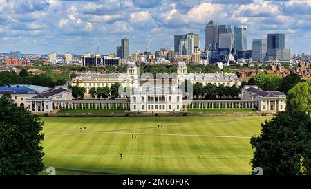 Blick auf Queens House, Royal Naval College und Canary Wharf, London Skyline, Greenwich Park, England, Großbritannien Stockfoto