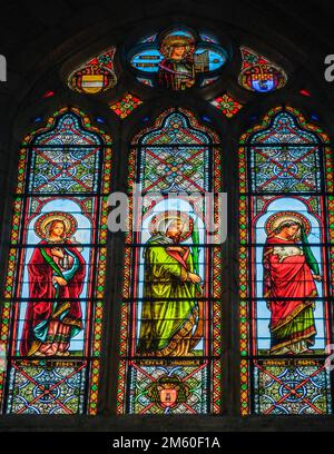 Buntglasfenster mit Saint Cecile in der gotischen mittelalterlichen Kathedrale von Lectoure im Süden Frankreichs (Gers) Stockfoto