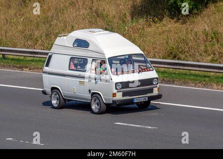 1991 90s Neunziger weißer VW VOLKSWAGEN LT45HR PRESTIGE-VAN, Hightop-Motorheim auf der Autobahn M6 UK Stockfoto