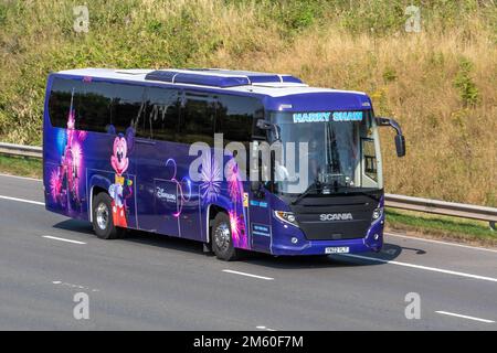 HARRY SHAW REISEBUSSE, DISNEYLAND PARIS Excursion, SCANIA KIB 4x2 9291 cc Diesel Bus; Fahrt auf der Autobahn M6, Großbritannien Stockfoto