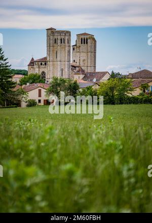 Blick auf die imposanten Glockentürme des mittelalterlichen collegiale Curch von La Romieu in Südfrankreich (Gers) Stockfoto
