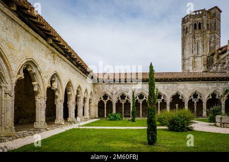 Mittelalterliches Kloster und Turm der St. Pierre-Kollegialkirche in La Romieu, Südfrankreich (Gers) Stockfoto