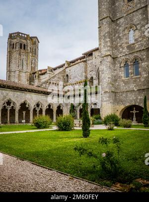 Mittelalterliches Kloster und Turm der St. Pierre-Kollegialkirche in La Romieu, Südfrankreich (Gers) Stockfoto