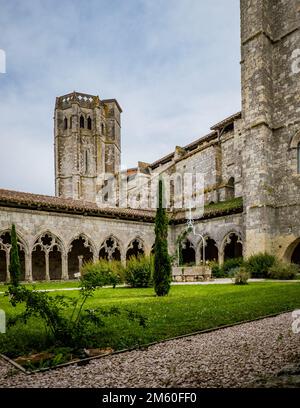 Mittelalterliches Kloster und Turm der St. Pierre-Kollegialkirche in La Romieu, Südfrankreich (Gers) Stockfoto