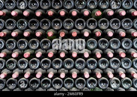 Viele Flaschen in einer Reihe auf einem Weingut Regal gestapelt, Lanzarote, Spanien Stockfoto