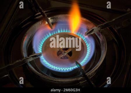 Symbolisches Bild, Gaskocher, Gaspreis, Erhöhung des Gaspreises, Energie, Energiekosten, Gasflamme Stockfoto